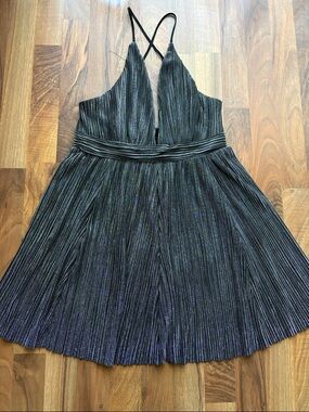 Luxxel Woman’s Black Metallic-Thread Pleated Dress Size M